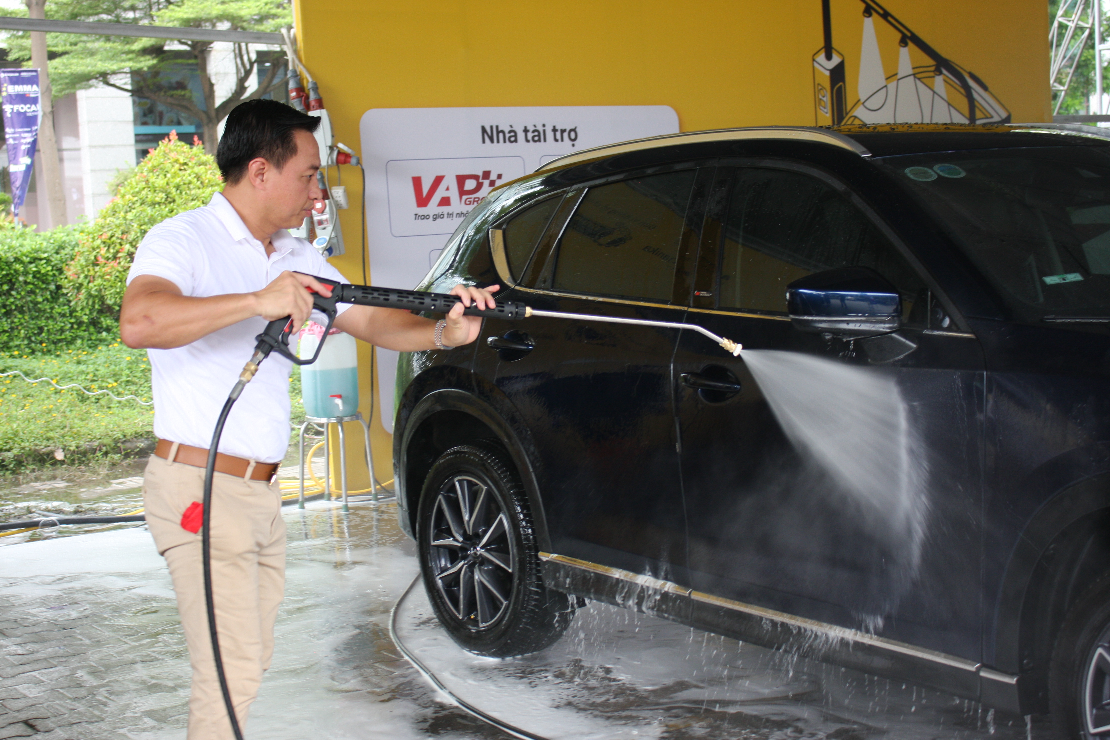 RỬA XE KHÔNG CHẠM LÀ GÌ? ƯU, NHƯỢC ĐIỂM & CÁCH CHỌN [2025]